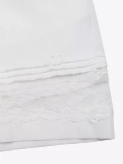 Short blanc pour femme à taille élastique avec broderie florale et bordure en dentelle coupe ample idéal pour l'été.
