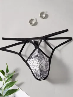 Sous-vêtement string pour homme imprimé serpent taille basse à bretelles.