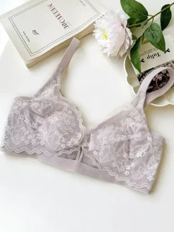 Soutien-gorge triangle en dentelle florale sans armatures disponible en 3 couleurs