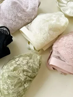Soutien-gorge triangle en dentelle florale sans armatures disponible en 3 couleurs