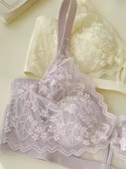 Soutien-gorge triangle en dentelle florale sans armatures disponible en 3 couleurs