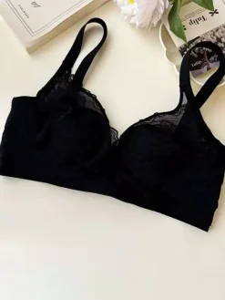 Soutien-gorge triangle en dentelle florale sans armatures disponible en 3 couleurs