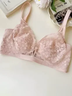 Soutien-gorge triangle en dentelle florale sans armatures disponible en 3 couleurs