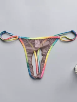 String pour homme avec ceinture arc-en-ciel ajourée en maille transparente.