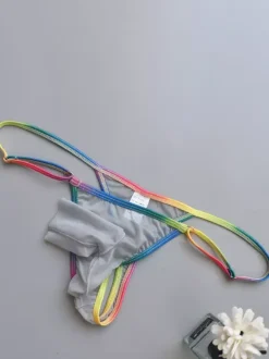 String pour homme avec ceinture arc-en-ciel poche séparée et tissu transparent en maille.