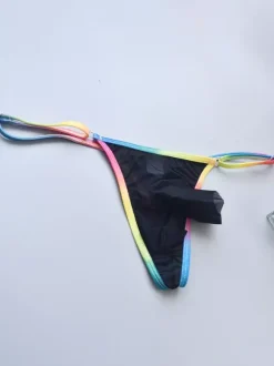 String pour homme avec ceinture arc-en-ciel poche séparée et tissu transparent en maille.