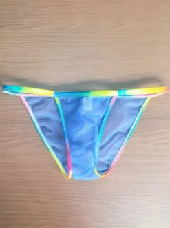 String pour homme avec ceinture arc-en-ciel en maille transparente. Sous-vêtement string en maille transparente.