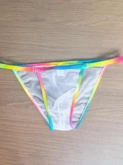 String pour homme avec ceinture arc-en-ciel en maille transparente. Sous-vêtement string en maille transparente.