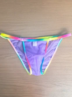 String pour homme avec ceinture arc-en-ciel en maille transparente. Sous-vêtement string en maille transparente.