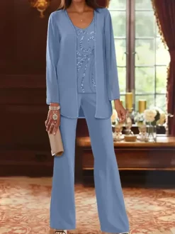 Tenue de mère de mariée 3 piècse conçue avec décolleté et manches longues à paillettes pour les invités de mariage