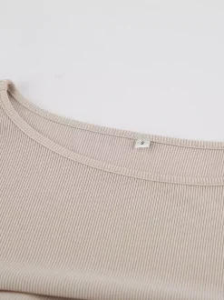 Top beige côtelé à manches longues pour femme - Coupe ajustée manches évasées et froncées sur le devant - Style streetwear minimaliste et basique pour le printemps 2026
