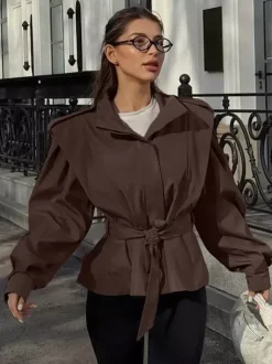 Trench-coat ceinturé pour femme - Col montant chic épaulettes coupe ajustée et péplum - Collection streetwear printemps 2026 au luxe discret