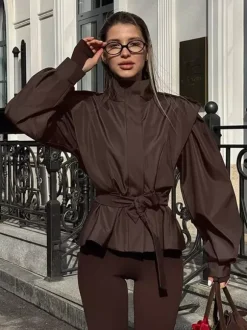Trench-coat ceinturé pour femme - Col montant chic épaulettes coupe ajustée et péplum - Collection streetwear printemps 2026 au luxe discret
