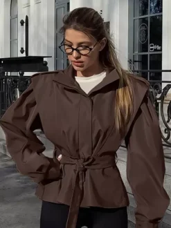 Trench-coat ceinturé pour femme - Col montant chic épaulettes coupe ajustée et péplum - Collection streetwear printemps 2026 au luxe discret