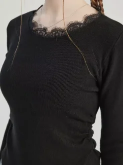 T-shirt basique noir avec décoration en dentelle col ras du cou haut de printemps pour femme 2026