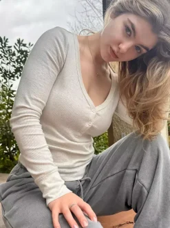T-shirt Henley côtelé pour femme - Coupe ajustée col V manches longues boutonnage sur le devant - Idéal pour le printemps 2026