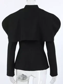 Veste blazer cintrée à basque et col montant pour femme épaules cape et boutons dorés