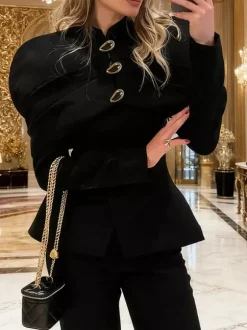 Veste blazer cintrée à basque et col montant pour femme épaules cape et boutons dorés