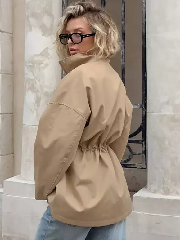 Veste coupe-vent kaki à col montant pour femme - Taille élastiquée avec cordon de serrage - Coupe ample - Style cargo utilitaire - Collection printemps 2026