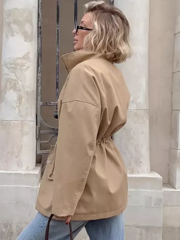 Veste coupe-vent kaki à col montant pour femme - Taille élastiquée avec cordon de serrage - Coupe ample - Style cargo utilitaire - Collection printemps 2026