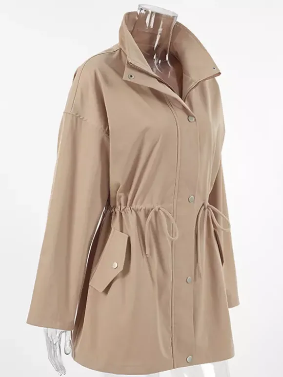 Veste coupe-vent kaki à col montant pour femme - Taille élastiquée avec cordon de serrage - Coupe ample - Style cargo utilitaire - Collection printemps 2026