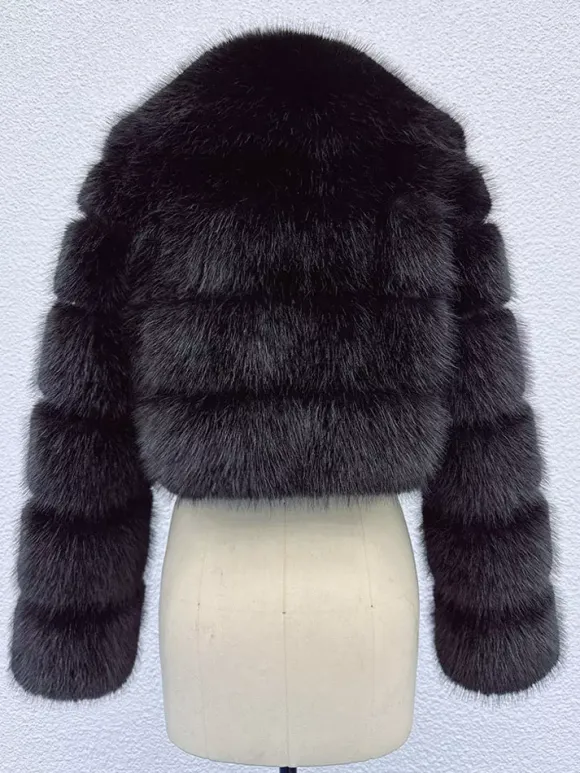 Veste courte en fausse fourrure à manches superposées et col à revers pour l'hiver 2026