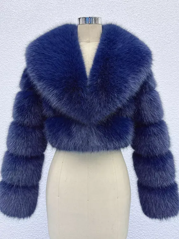 Veste courte en fausse fourrure à manches superposées et col à revers pour l'hiver 2026