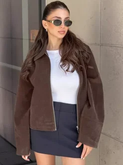 Veste courte femme en daim moka - Fermeture éclair minimaliste col polo coupe carrée - Idéale pour un look streetwear printanier décontracté (collection printemps 2026)