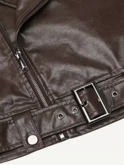 Veste de motard courte en cuir marron fermeture éclair à revers et ceinture coupe ajustée.
