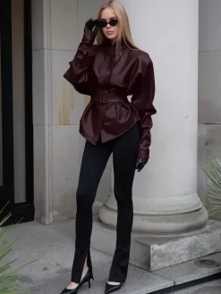 Veste ceinturée en similicuir bordeaux pour femme - Col montant taille cintrée basque - Style streetwear chic printemps 2026