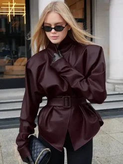 Veste ceinturée en similicuir bordeaux pour femme - Col montant taille cintrée basque - Style streetwear chic printemps 2026