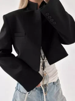 Veste de costume courte à col mandarin poche avant coupe ajustée.