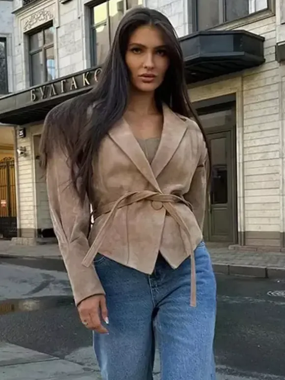 Veste portefeuille en suédine pour femme - Blazer marron tailleur coupe sablier épaules structurées - Collection printemps chic streetwear 2026