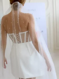 Voile de mariée à un niveau avec perles et bords coupés en cascade