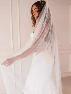 Voile de mariée à un niveau avec perles et bords coupés en cascade