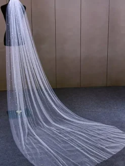 Voile de mariée à un niveau avec perles et bords coupés en cascade