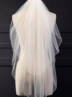 Voile de mariée classique à volants à deux niveaux et à bords coupés en filet