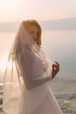 Voile de mariée classique à deux niveaux en tulle et paillettes bord coupé