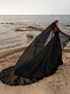 Voiles de mariée à un niveau en tulle appliqué avec bordure en dentelle appliquée et effet cascade