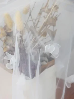 Voiles de mariage ivoire Fleurs à deux niveaux Tulle Bord coupé Voile de mariée classique