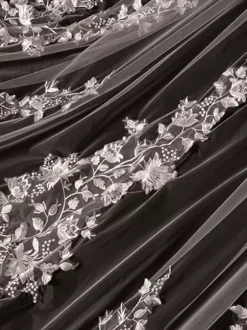 Voiles de mariée à deux niveaux en dentelle et tulle bord en dentelle appliquée effet cascade