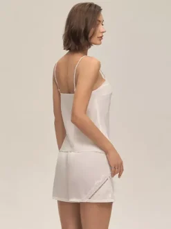 Vêtements d'intérieur à bretelles sans manches en polyester.