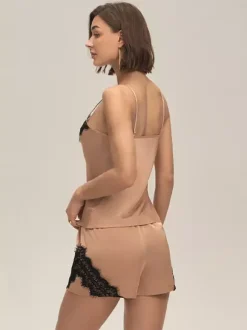 Vêtements d'intérieur à bretelles sans manches en polyester.