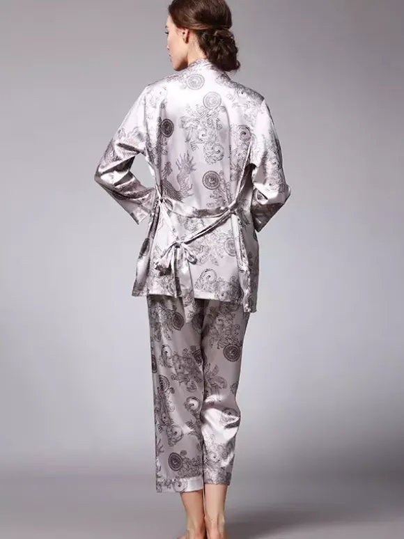 Vêtements d'intérieur à col rabattu et manches longues aspect soie